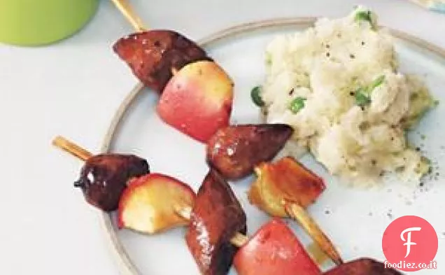 Salsiccia e spiedini di mele con patate e piselli schiacciati