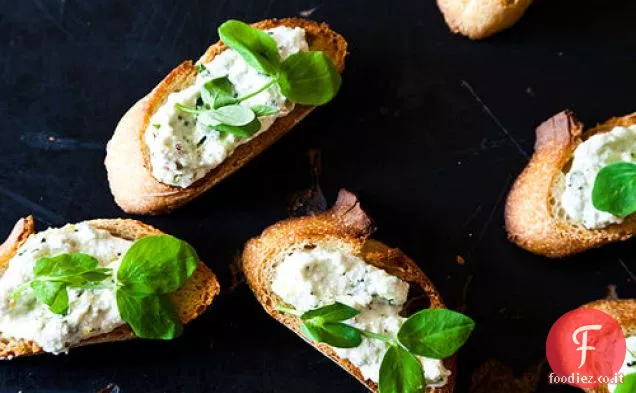 Crostini Rampinati con Ricotta e Germogli di Piselli