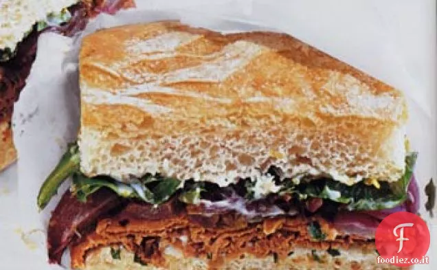 Panini al Roast Beef con maionese al limone e basilico e cipolle rosse arrostite