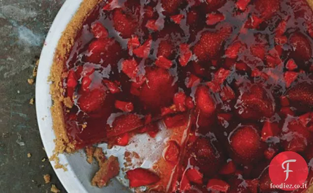 Torta di fragole fresche con panna montata