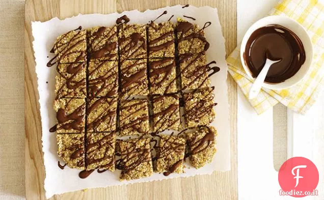 Barrette di sesamo appiccicose con pioggerellina di cioccolato crudo