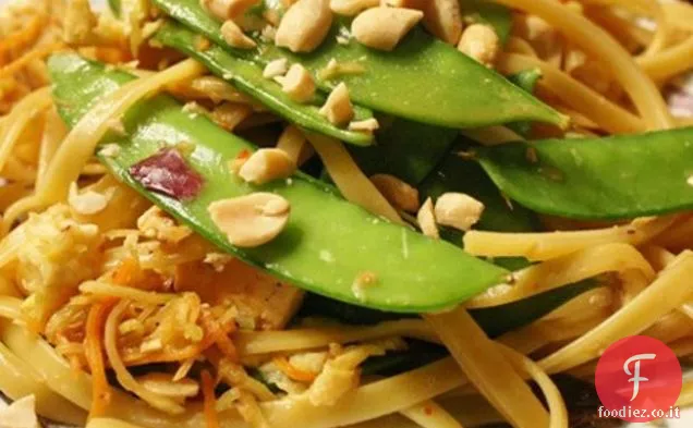 Tagliatelle di arachidi tailandesi con piselli a scatto