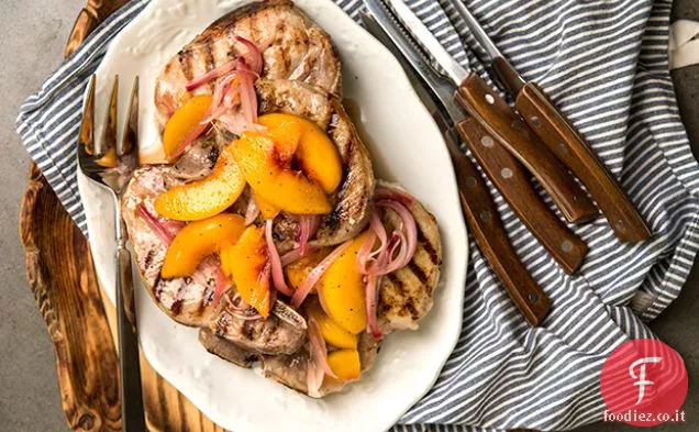 Costolette di maiale alla griglia con sapore di pesca dolce e piccante