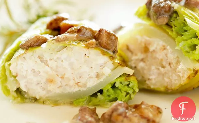 Involtini di cavolo con ripieno di carne e salsa di funghi selvatici