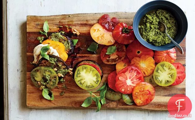 Pila di melanzane, pomodori e pesto