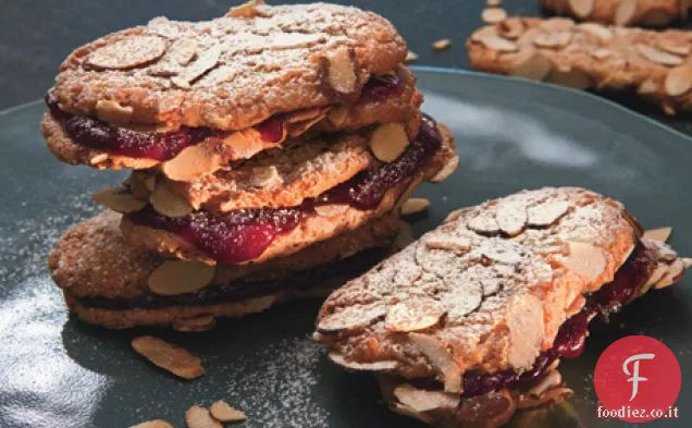 Biscotti sandwich di mandorle e lamponi gommosi