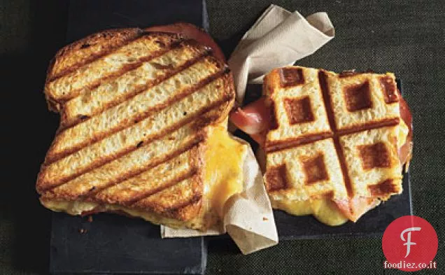 Tacchino pressato e cheddar di fattoria sul pane all'uovo