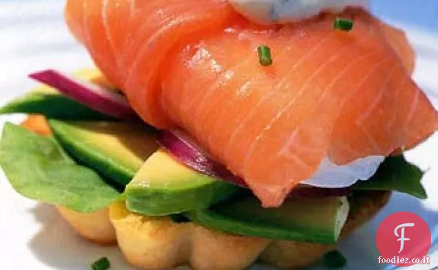 Salmone avvolto uova in camicia