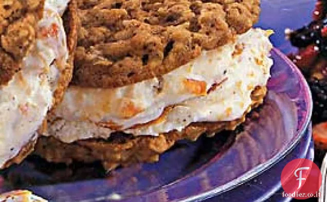 Panini con biscotti di farina d'avena con gelato alla nettarina