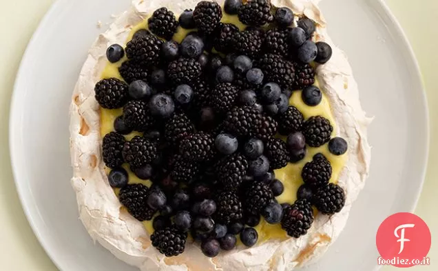 Pavlova con cagliata di limone e frutti di bosco