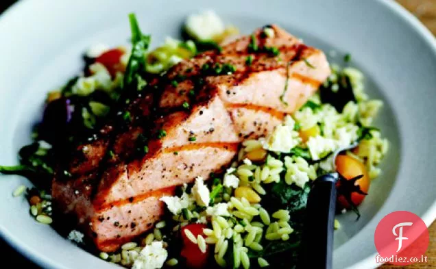 Salmone alla griglia con Orzo, feta e vinaigrette di vino rosso