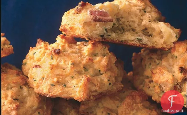 Cheddar, pancetta e biscotti all'erba cipollina freschi