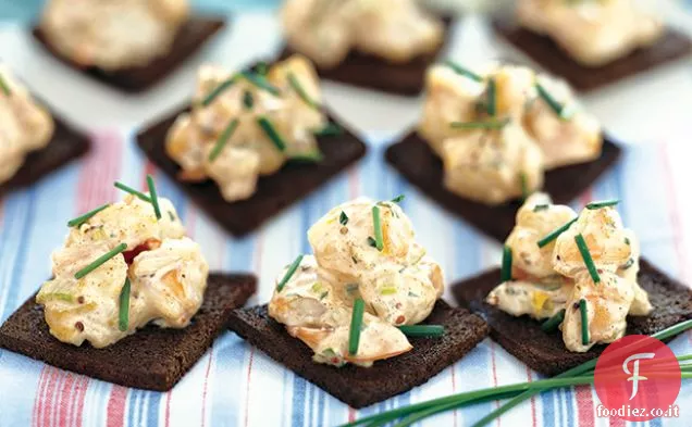 Rémoulade di gamberetti piccanti su pane tostato imburrato di melassa