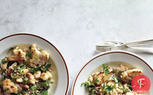 Insalata calda di cavolfiore e orzo alle erbe