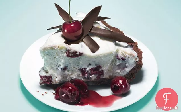 Torta di mousse di cioccolato bianco e ciliegia