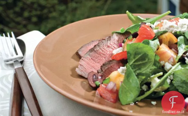 Bistecca alla griglia al pepe con insalata estiva tritata