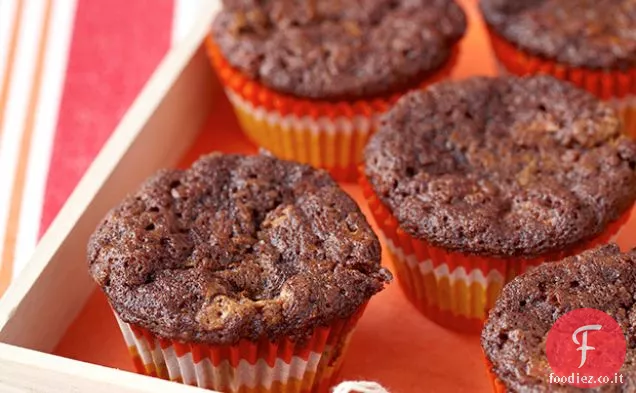 Cupcakes al cacao e carota con gocce di cioccolato bianco