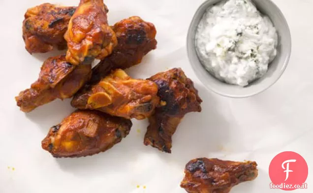Drumette di pollo glassate al bourbon con salsa di immersione al formaggio blu