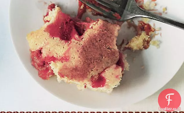 Torta di budino alla fragola al rabarbaro