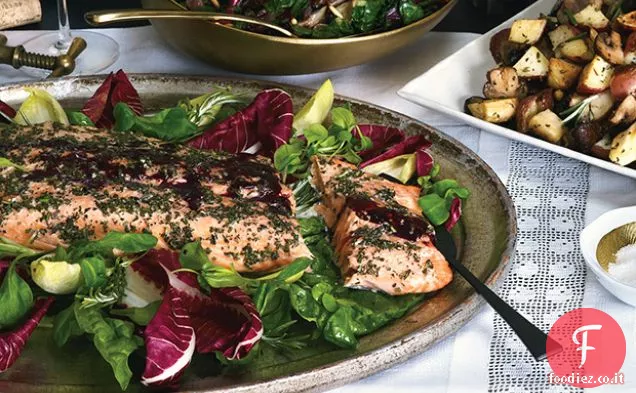 Rosmarino-strofinato lato di salmone con patate arrosto, pastinaca, e funghi