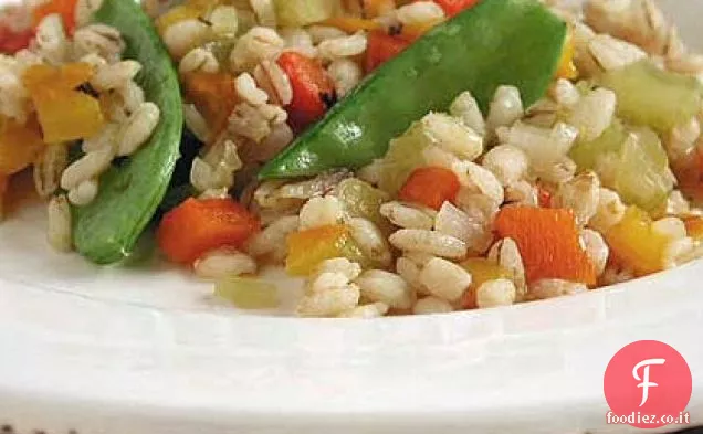 Pilaf d'orzo con peperoni arrostiti e piselli