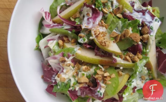 Insalata di verdure croccante con pere e condimento cremoso di Cheddar