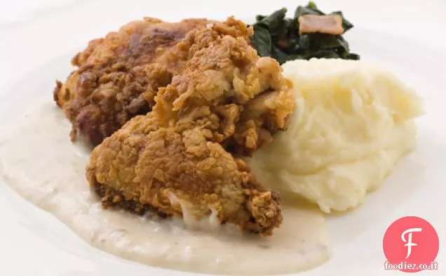 Pollo fritto del sud con sugo di campagna