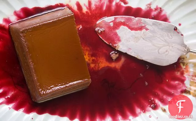 Flan cremoso al cioccolato e formaggio con salsa di ibisco