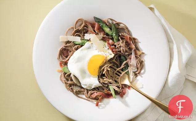 Tagliatelle di Soba all'uovo con asparagi e Prosciutto