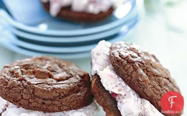 Panini al triplo cioccolato e gelato alla fragola
