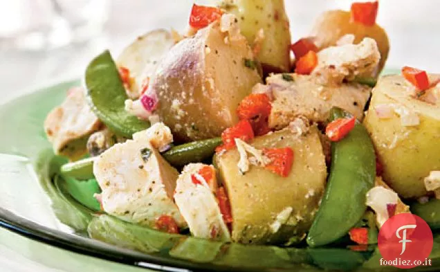 Insalata di patate, pollo e piselli freschi