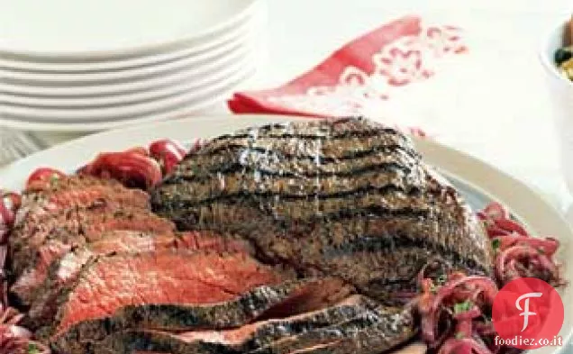 Tri-Tip alla brace con cipolle rosse caramellate