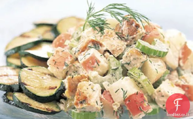 Insalata di pollo al limone alla griglia con condimento alla crema di aneto