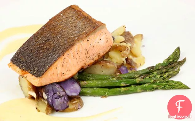 Salmone re croccante con asparagi arrostiti, patate fingerling e salsa olandese