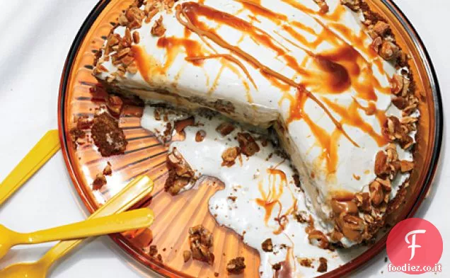 Torta di gelato croccante di arachidi e caramello