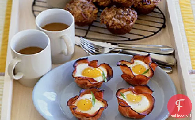 Uova al forno e funghi in patatine di prosciutto