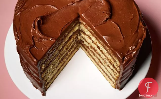 Torta a strati gialla con glassa al cioccolato e panna acida