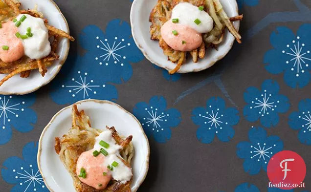 Yukon oro patate e topinambur Latkes con maionese di mele e rafano e Taramasalata