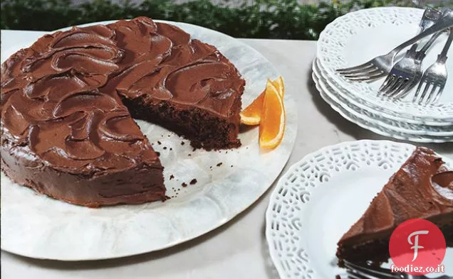 Torta al cioccolato con glassa al cioccolato e arancia