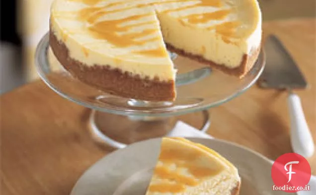 Cheesecake al mascarpone con crosta di anacardi arrosto e salsa al caramello al frutto della passione