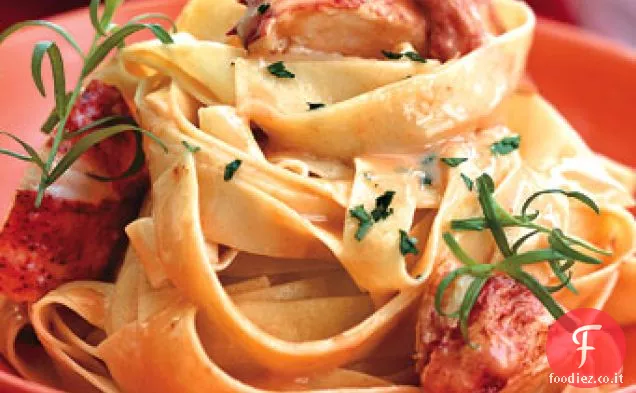 Pasta di aragosta con salsa di panna alle erbe
