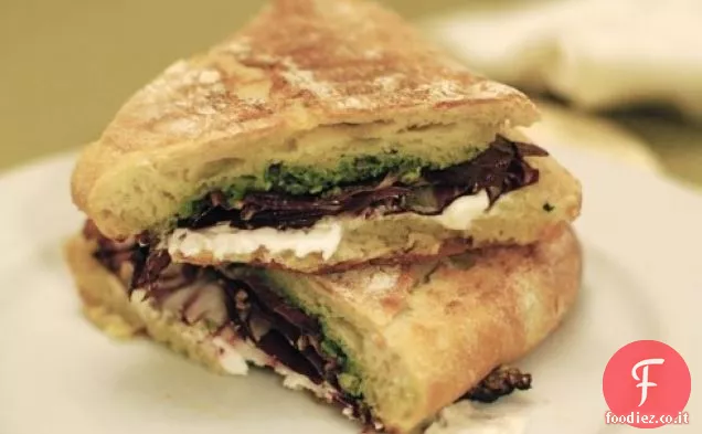 Panini con Radicchio, Formaggio di Capra, Olio di Agrumi e Pesto di Mandorle