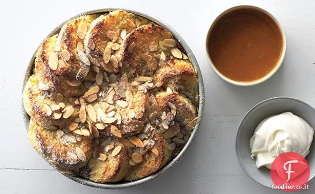 Budino di pane alle mandorle con salsa al caramello salato