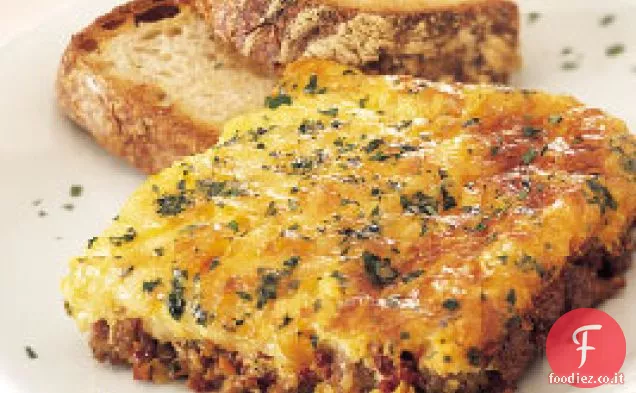 Casseruola di salsiccia e uova con pomodori secchi e mozzarella