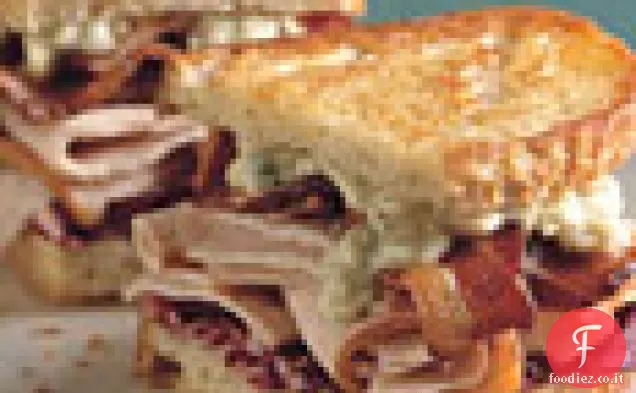 Tacchino alla griglia, pancetta, radicchio e panini al formaggio blu