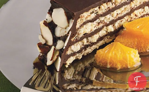 Torta di mandorle e amaretto con glassa al cioccolato e composta di arance