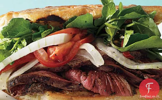 Panini alla griglia con crescione marinato, cipolla e insalata di pomodori