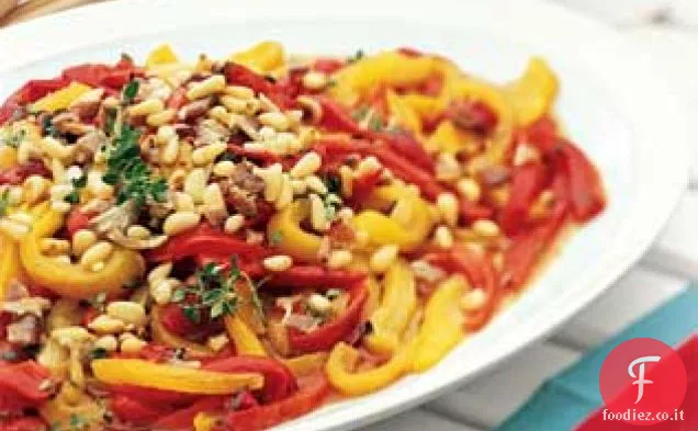 Insalata di peperoni rossi arrostiti con condimento di pancetta e pinoli