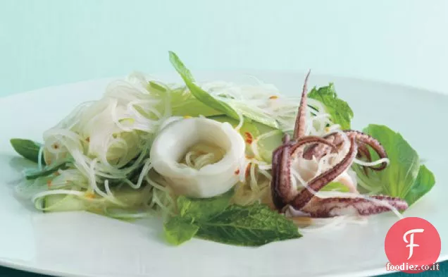 Noodles di riso del sud-est asiatico con calamari ed erbe aromatiche
