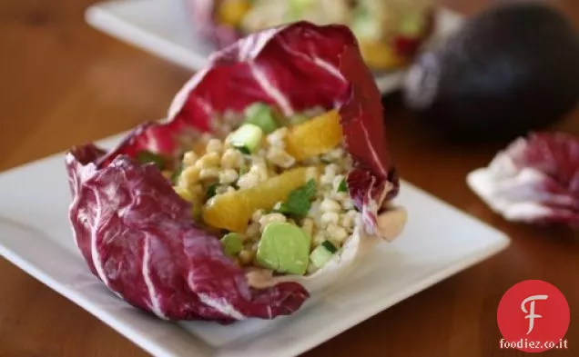 Insalata di orzo in ciotole di radicchio con Vinaigrette Champagne-arancia